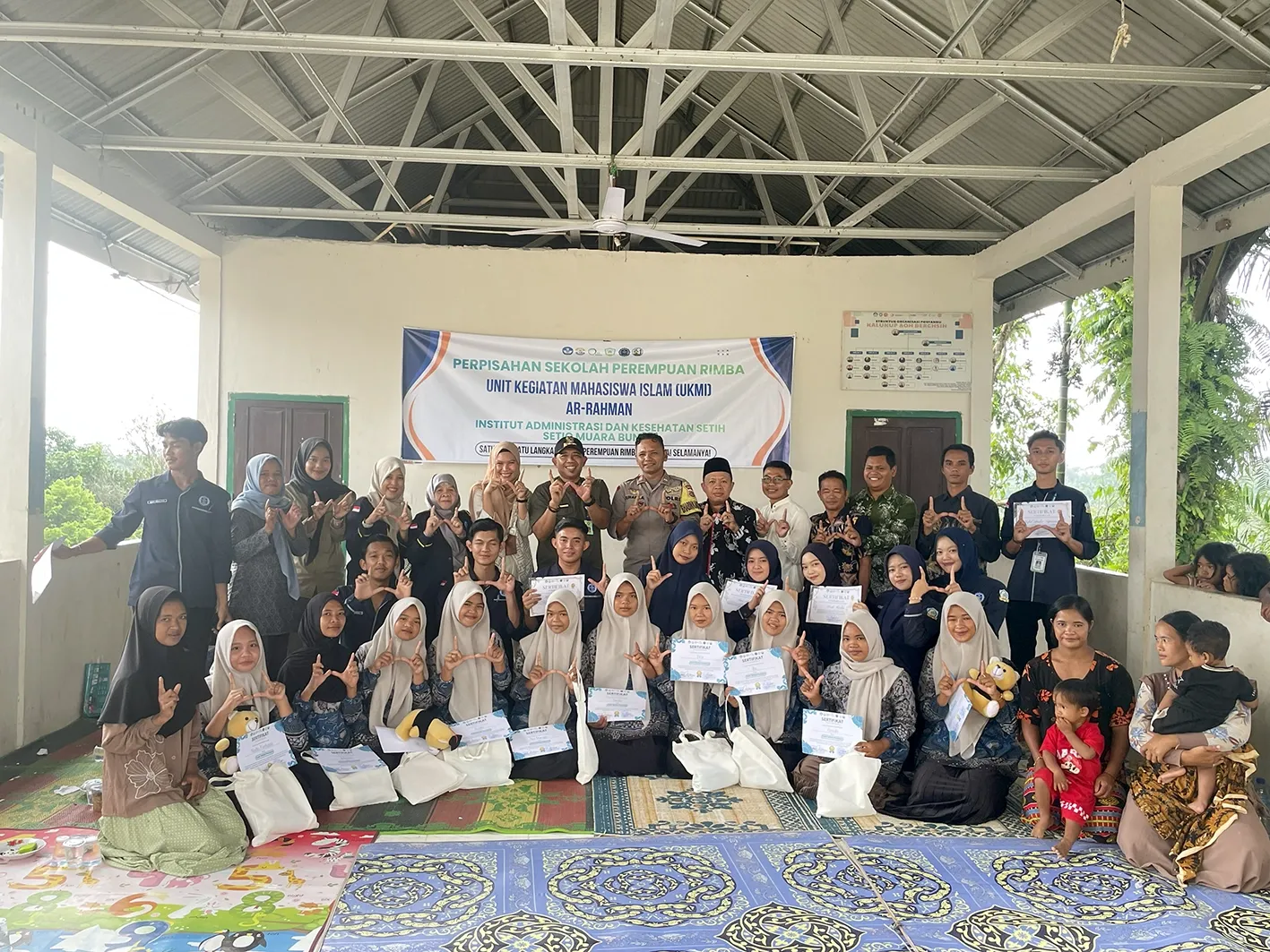 Penuh Haru, Perpisahan Sekolah Perempuan Rimba PPK Ormawa UKMI Ar-Rahman Digelar di Kampung Pasir Putih